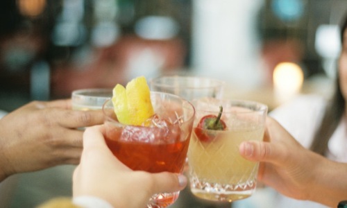 Friends clinking cocktail glasses - Cheap drinks Gold Coast Friends clinking cocktail glasses - Cheap drinks Gold Coast