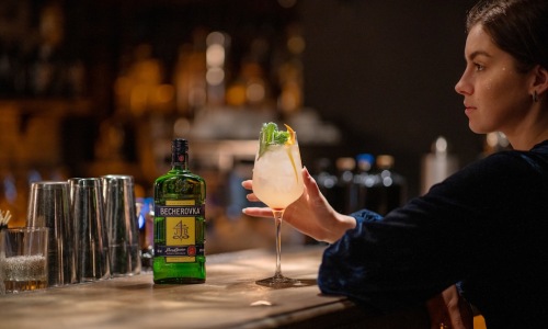 Sophisticated cocktail being served in a chic Gold Coast bar setting - Gold Coast cocktail bars Sophisticated cocktail being served in a chic Gold Coast bar setting - Gold Coast cocktail bars