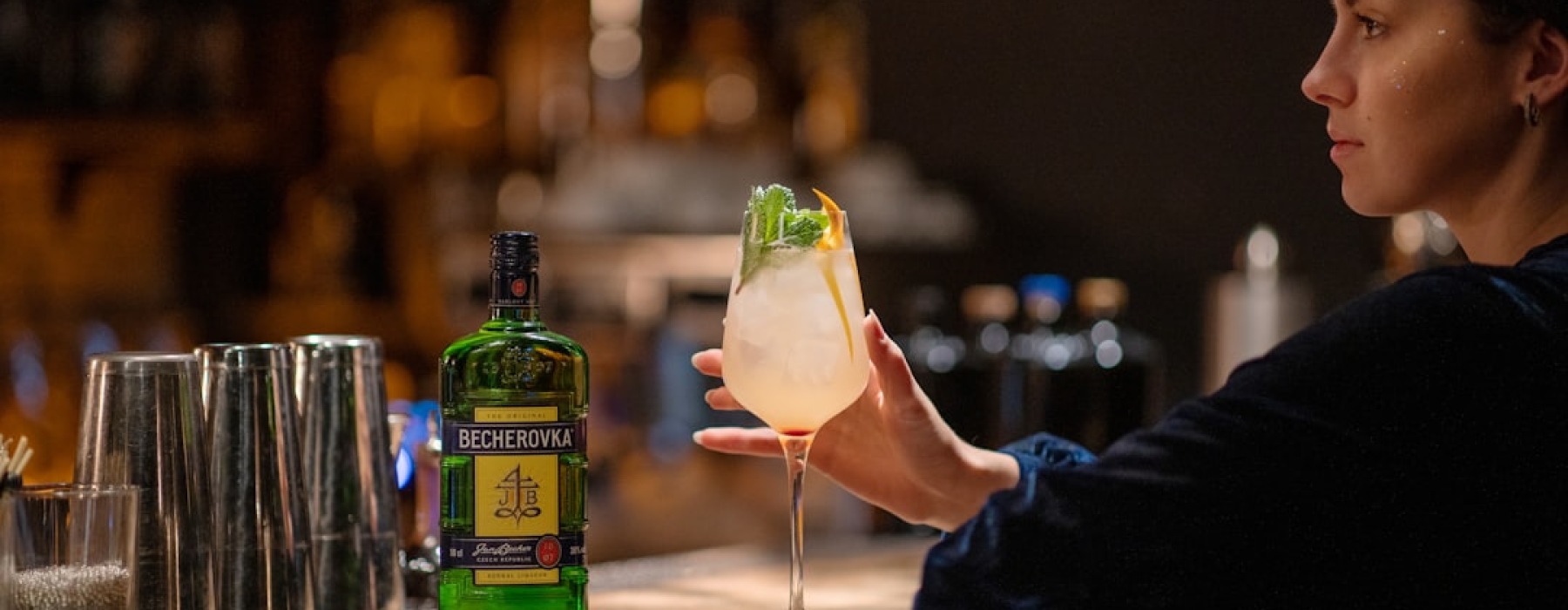 Sophisticated cocktail being served in a chic Gold Coast bar setting - Gold Coast cocktail bars